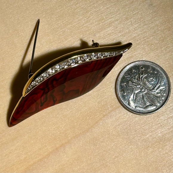 Abalone (red dyed) and crystal gold tone brooch by Butler (signed) - Picture 7 of 7